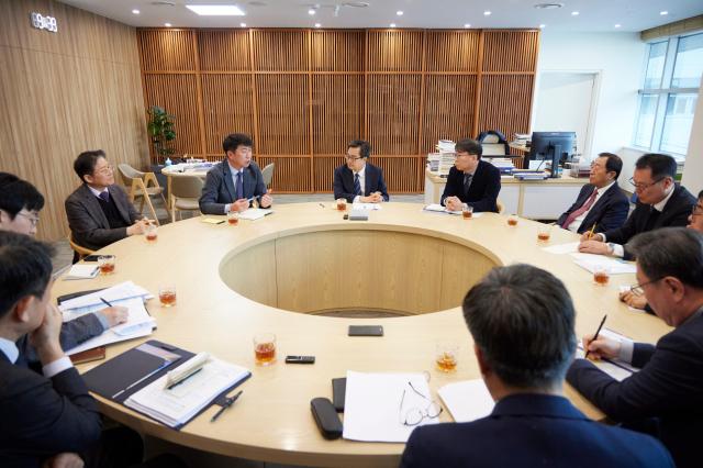 경기도청 집무실에서 열린 자동차 부품업계 관세 대응을 위한 후속조치 점검회의에서 김동연 경기도지사가 트럼프 관세 부과에 따른 피해현황 청취 및 추가 대응방안 논의를 하고 있다 사진경기도