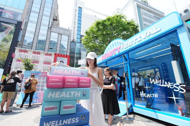 서울 명동 명동예술극장 앞 2025 코리안뷰티페스티벌 웰컴센터에서 외국인 관광객들이 체험하고 있다 사진한국방문의해위원회