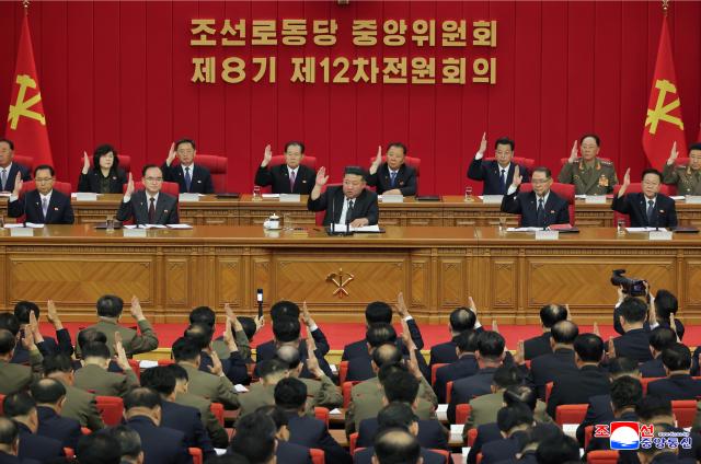 김정은 북한 국무위원장이 지난 21일부터 23일까지 사흘간 노동당 중앙위원회 제8기 제12차 전원회의 확대회의를 열어 상반기를 결산하고 하반기 정책 방향을 논의했다고 조선중앙통신이 24일 보도했다 사진연합뉴스