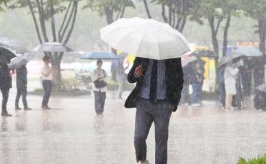 우산 챙기세요…퇴근길, 전국 곳곳 20~60㎜ 비 내린다