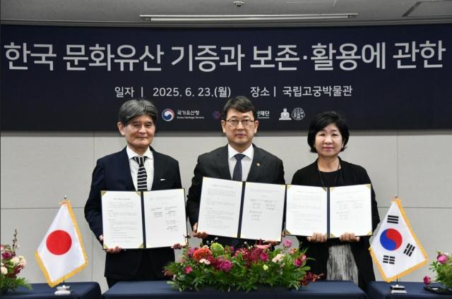 ‘관월당’ 부재를 한국으로 정식 양도하는 기증협약서에 서명 후 기념촬영하는 관계자들 ‘25623 국립고궁박물관 강당