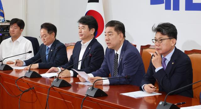 김병기 더불어민주당 당 대표 직무대행 겸 원내대표오른쪽 두번째가 24일 국회에서 열린 원내대책회의에서 발언하고 있다 사진연합뉴스