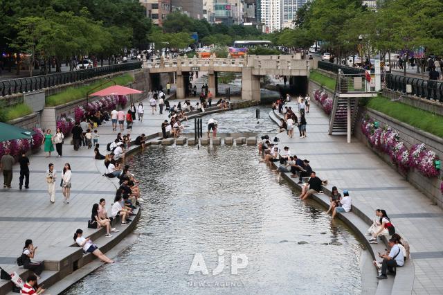 TRAVEL: Cheonggyecheon — Seouls green heart