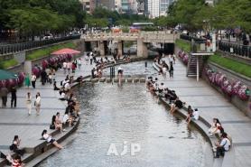TRAVEL: Cheonggyecheon — Seouls green heart