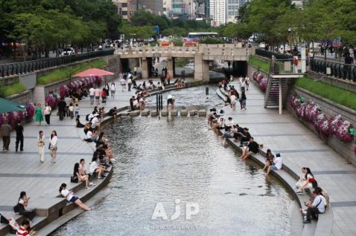 TRAVEL: Cheonggyecheon — Seouls green heart