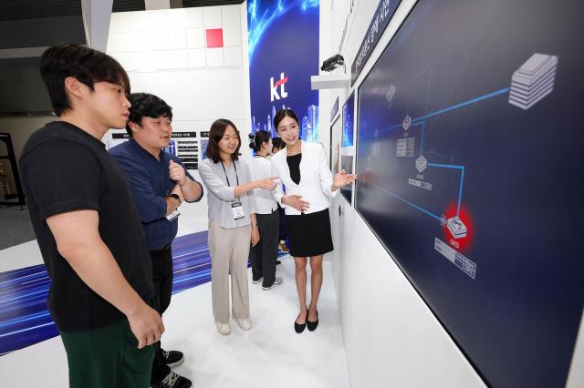 KT가 서울시 서초구 aT센터 제2전시장에서 열리는 ‘퀀텀 코리아 2025’에 참가해 양자 양자암호통신 기술을 선보인다고 24일 밝혔다 사진은 KT 전시관에 방문한 관람객들이 양자암호통신 기술을 관람하는 모습사진KT