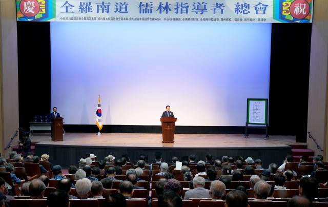 전라남도는 성균관유도회 전남본부가 24일 나주문화예술회관에서 유림지도자 총회를 열어 유림들이 본연의 자질 향상을 도모하고 인의예지 실천과 도덕성 회복을 다짐했다사진전남도