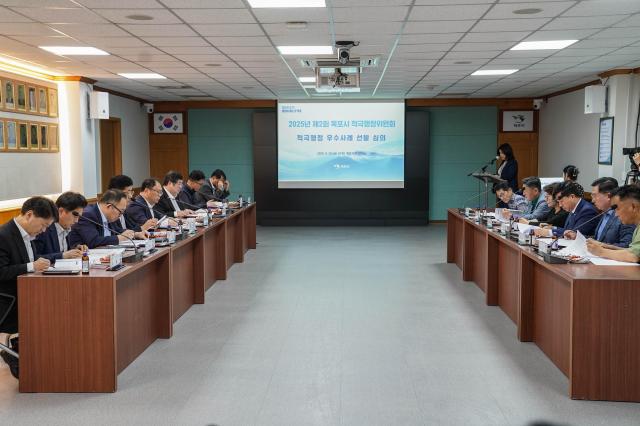 목포시는 지난 20일 목포시 적극행정위원회 심의를 통해 ‘2025년 상반기 목포시 적극행정 우수사례’를 최종 선발했다사진목포시
