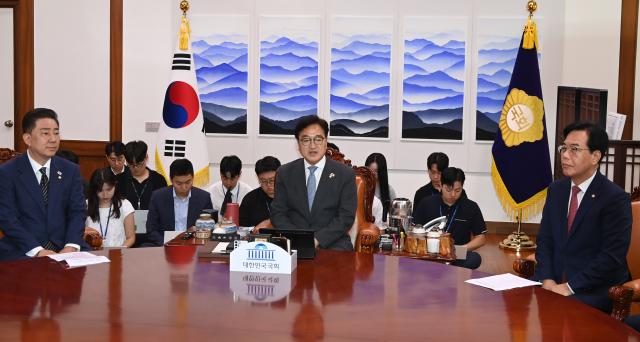 우원식 국회의장과 여야 원내대표들이 24일 국회에서 추가경정예산안 처리를 위한 본회의 개최 일정과 상임위원장 재배분 문제 등을 논의하기 위해 회동하고 있다 사진연합뉴스