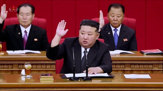 북한은 지난 21 23일 김정은 국무위원장이 참석한 가운데 열린 노동당 중앙위원회 제8기 제12차 전원회의 확대회의에서 노동당 제9차 대회를 소집할 데 대한 결정이 일치가결됐다고 조선중앙TV가 24일 보도했다 사진연합뉴스