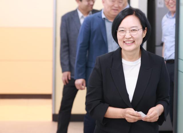 한성숙 중소벤처기업부 장관 후보자가 24일 오후 서울 여의도 중소기업기술정보진흥원 출근길에서 취재진들의 질의에 답변하고 있다 사진중소벤처기업부