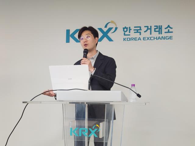 24일 한국거래소 서울사무소에서 김병연 NH투자증권 리서치본부 투자전략부 이사가 하반기 증시 전망에 대해 발표하고 있다 사진류소현 기자