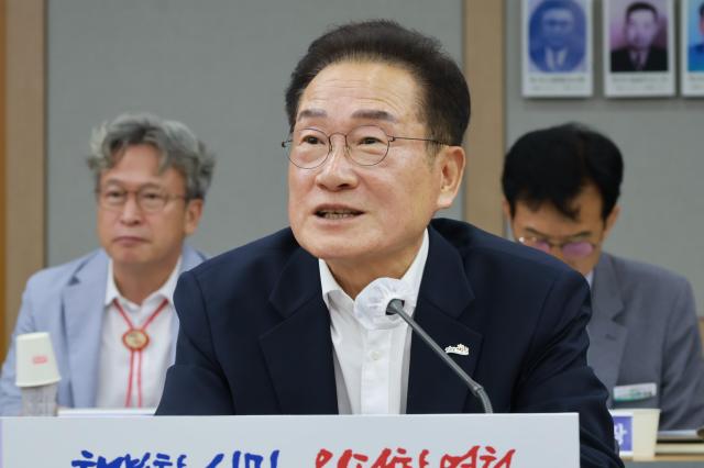 기자들의 질의에 답하고 있는 최기문 영천시장 사진김규남 기자