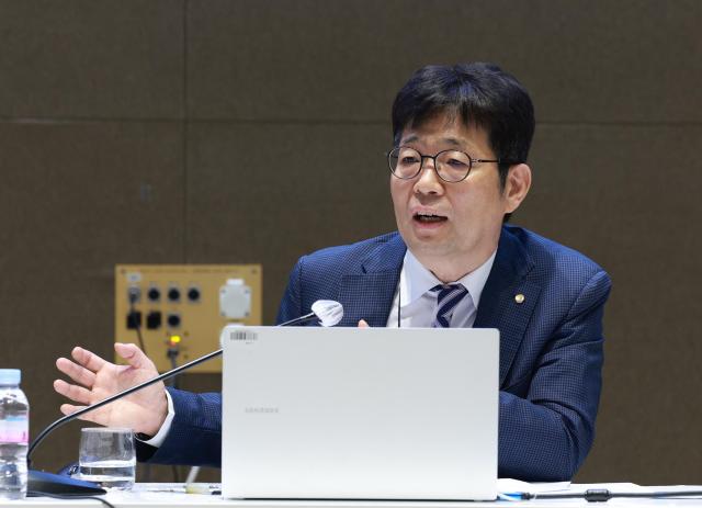 유상대 한국은행 부총재가 24일 서울 중구 한은 별관에서 열린 기자간담회에서 기자들의 질의에 답하고 있다 사진한국은행