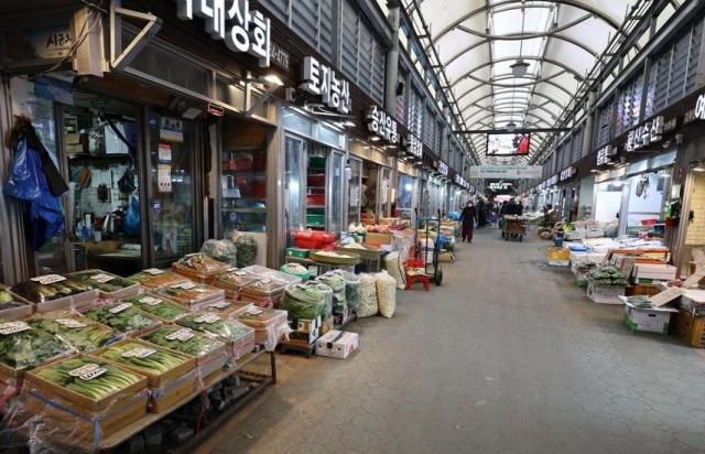 서울 동대문구에 있는 한 전통시장 사진연합뉴스