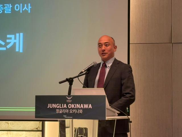 사진자료8 24일 서울 중구 더 프라자호텔에서 열린 ‘정글리아 오키나와JUNGLIA OKINAWA’ 기자간담회에서 사토 다이스케 재팬 엔터테인먼트Japan Entertainment 부사장이 정글리아 오키나와 테마파크 운영 개요와 사업 비전 한국 시장 진출 전략을 발표하고 있다