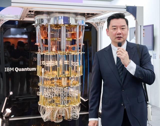 24일 서울 서초구에서 열린 퀀텀코리아 2025에서 표창희 IBM 퀀텀 아시아태평양지역사업본부장상무이 부스 전시를 설명하고 있다 사진IBM