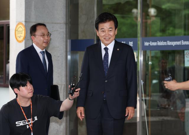 정동영 통일부 장관 후보자가 24일 서울 종로구 남북관계관리단에 마련된 인사청문회 준비사무실로 들어서며 질의응답을 위해 포토라인에 서고 있다 사진연합뉴스