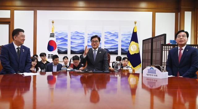 우원식 국회의장과 여야 원내대표들이 24일 국회에서 추가경정예산안 처리를 위한 본회의 개최 일정과 상임위원장 재배분 문제 등을 논의하기 위해 회동하고 있다 왼쪽부터 김병기 더불어민주당 당 대표 직무대행 겸 원내대표 우원식 국회의장 송언석 국민의힘 원내대표 사진연합뉴스