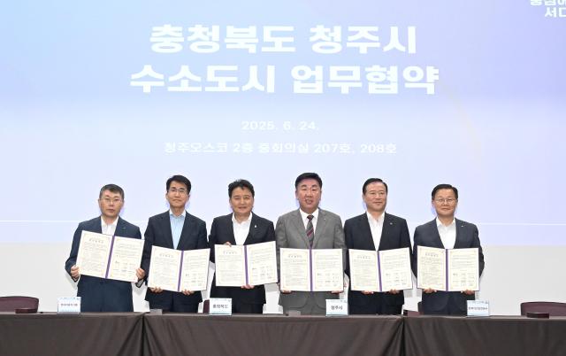 왼쪽부터 진수남 한국가스기술공사 사장 직무대행 김동욱 현대차그룹 전략기획실장부사장 김영환 충북도지사 이범석 청주시장 박경국 한국가스안전공사 사장 이중호 한국전력공사 충북본부장 등 주요 관계자들이 업무협약식에서 기념 촬영을 하고 있는 모습