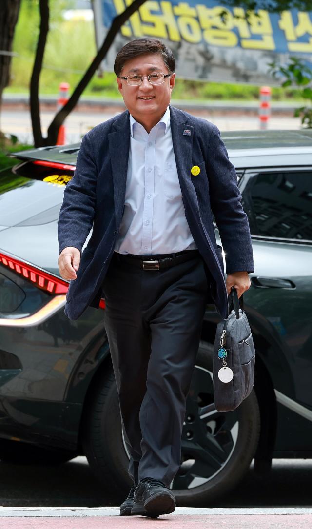 김성환 환경부 장관 후보자가 24일 서울 영등포구 여의도 이룸센터에 마련된 인사청문회 준비 사무실로 출근하고 있다 2025624 사진연합뉴스