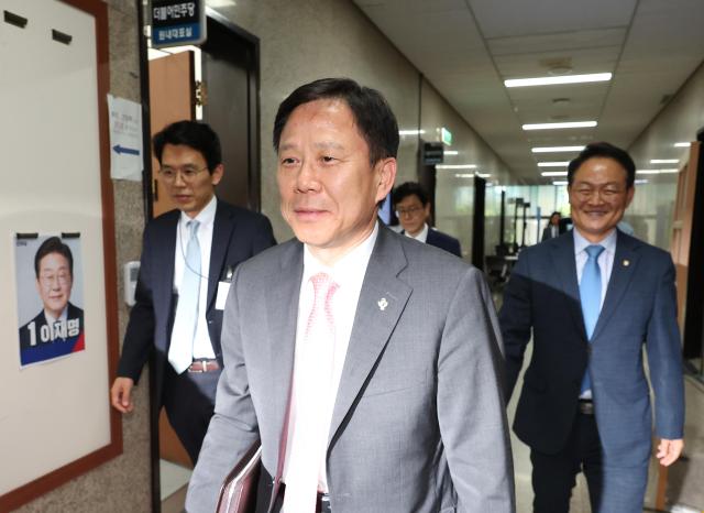 서울연합뉴스 김주형 기자  임웅순 국가안보실 2차장이 24일 국회에서 열린 더불어민주당 중동발 위기 관련 긴급 안보 점검회의를 마치고 나와 이동하고 있다 사진연합뉴스