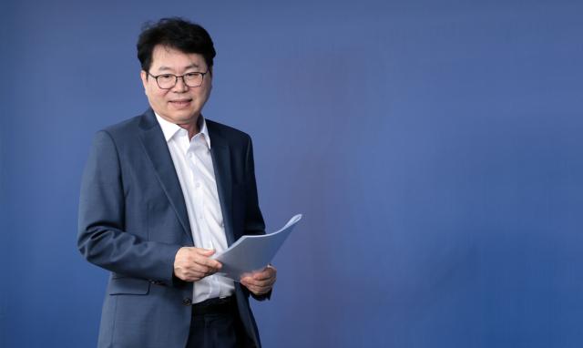 이한주 국정기획위원회 위원장이 22일 서울 종로구 국정기획위원회에서 열린 기자간담회에서 입장하고 있다 사진연합뉴스