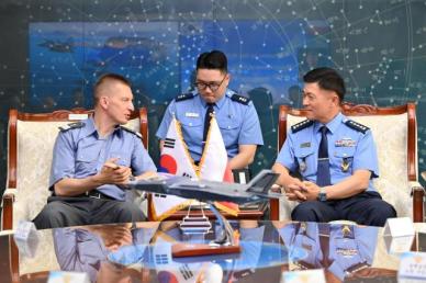폴란드 공군사령관, KF-21 탄다…공군총장과 방산협력 논의