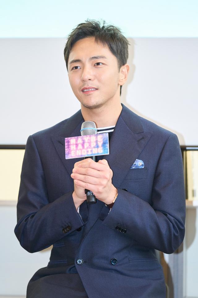 박천휴 작가가 24일 서울에서 열린 어쩌면해피엔딩 기자간담회에서 기자들의 질문에 답하고 있다 사진NHN링크 