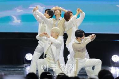 [포토] 더쇼 무대 오른 나우즈(NOWZ)