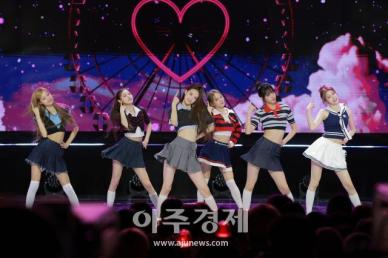 [포토] 더쇼 무대오른 이즈나(izna)