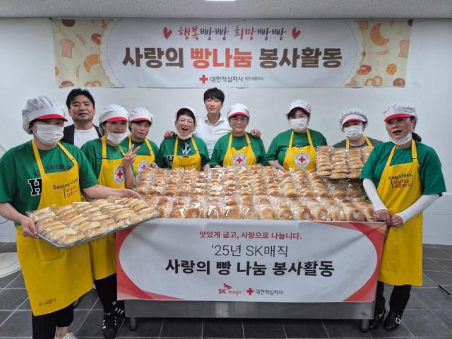 지난 16일 SK매직 서부5총국 소속 총국장과 지국장이 대한적십자사 대전세종지사에서 사랑의 빵나눔 봉사활동을 마치고 기념촬영 하고 있다 사진SK매직