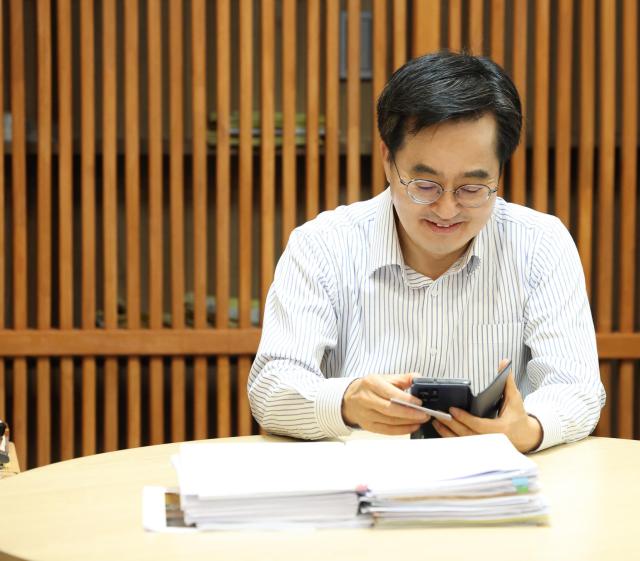 김동연 경기도지사가 집무실에서 The 경기패스 전용카드를 신청하고있다 사진경기도