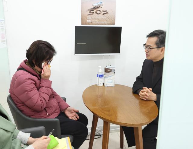 김동연 경기도지사가 수원효요양병원에서 ‘간병 SOS 프로젝트’ 첫 수혜자를 격려하고 있다 사진경기도