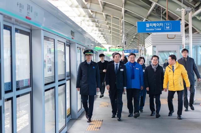 구리시 갈매역에서 김동연 경기도지사가 윤호중 국회의원 및 구리시의원 등과 함께 GTX B노선 갈매역 정차를 위한 현장 확인의 일환으로 역사 내 주요 시설을 둘러보고 있다 사진경기도