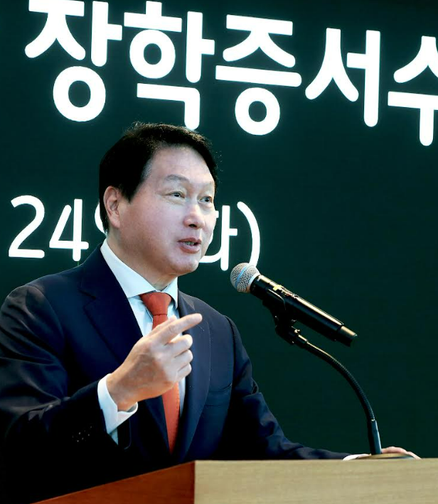 한국고등교육재단 이사장을 맡고 있는 최태원 SK회장이 24일 서울 종로구
SK서린빌딩에서 열린 해외유학 장학증서 수여식에서 격려인사를 하고 있다