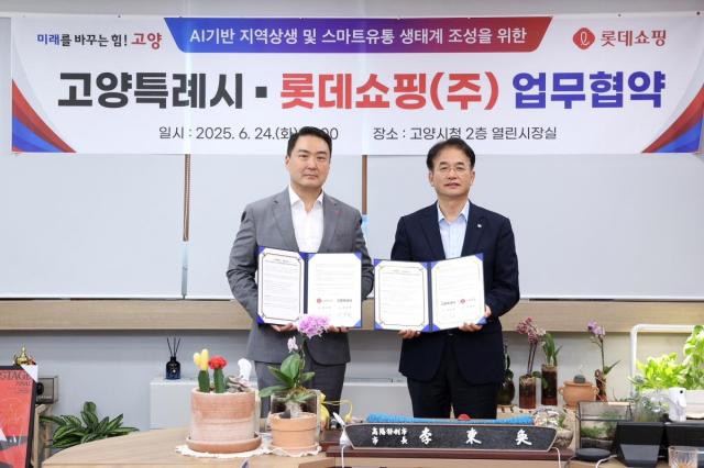 이동환 고양특례시장오른쪽이 지난 24일 고양시청 열린시장실에서 롯데쇼핑과 ‘AI기반 지역상생과 스마트유통 생태계 조성을 위한 업무협약MOU’을 체결하고 강성현 롯데쇼핑 대표와 기념촬영을 하고 있다 사진고양시