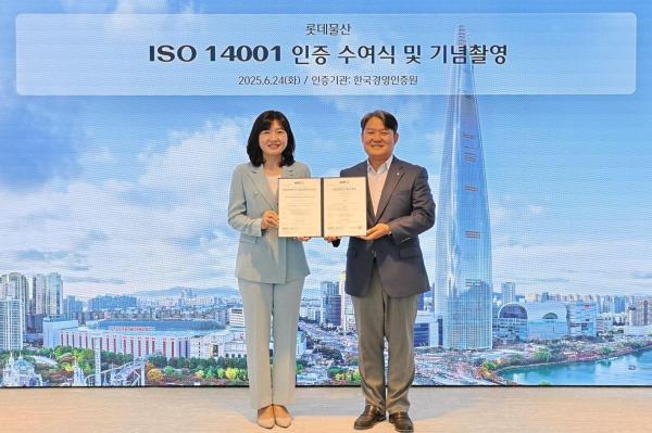 황은주 한국경영인증원 대표이사왼쪽부터 경민호 롯데물산 기술안전부문장이 24일 ISO 14001 인증 수여식에서 기념사진을 촬영하고 있다 사진롯데물산