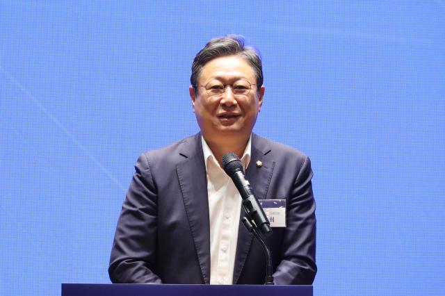 황희 더불어민주당 의원이 25일 서울 영등포구 CCMM빌딩에서 열린 2025 코리아 이코노믹 디자인포럼KEDF에서 축사를 하고 있다 사진AJP 한준구