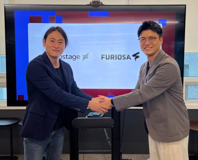왼쪽부터 백준호 퓨리오사 대표와 이활석 업스테이지 최고기술책임자CTO가 MOU 후 기념촬영을 하고 있는 모습 사진업스테이지