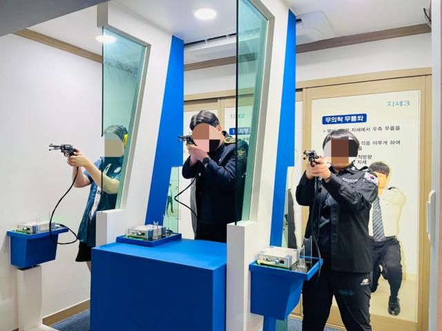 김천시 학교밖청소년지원센터에서 실시한구미 경찰학교 견학에서 경찰관들이 권총사격 시범을 보이고 있다 사진김천시