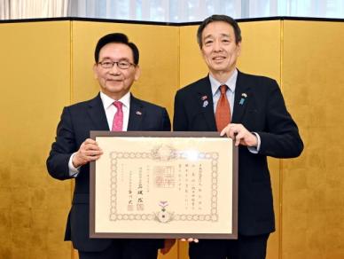 김기병 롯데관광개발 회장, 한일관계 개선 공로 욱일중수장 수훈