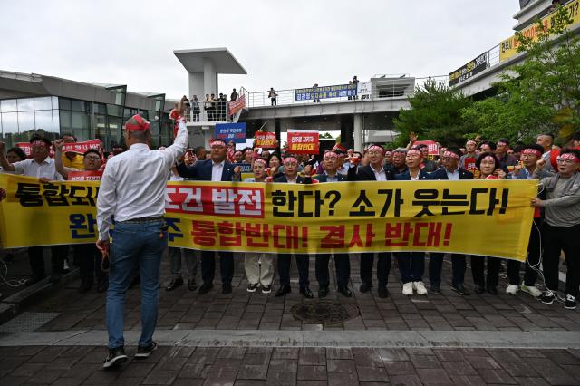 완주군민과 군의회가 25일 김관영 도지사의 완주군 방문에 맞춰 완주·전주 통합을 강력하게 반대하고 있다사진완주군의회