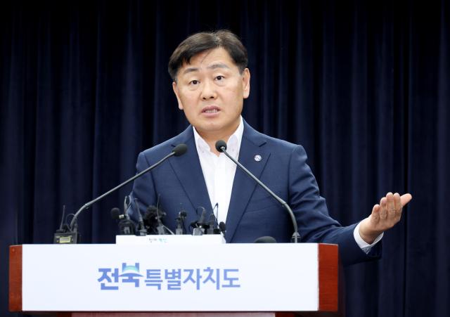 김관영 전북특별자치도지사가 25일 완주군 방문이 무산된 것에 대해 입장을 밝히고 있다사진전북특별자치도