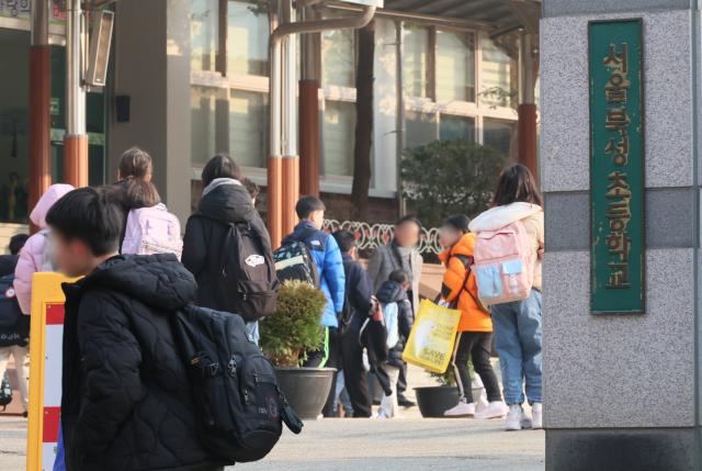 10일 서울 서대문구 북성초등학교에서 학생들이 등교하고 있다 북성초는 건물 안전등급 문제로 개학일을 4월 11일로 연기했다 학부모들의 투표를 통해 특별교실을 일반교실로 전환하기로 결정하고 이날 개학했다 2025310 사진연합뉴스