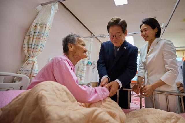 이재명 대통령과 김혜경 여사가 25일 전남 고흥군 국립소록도병원에서 한 환자를 위로하고 있다 사진대통령실