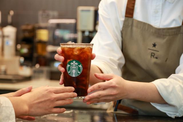 スターバックス、7年ぶりに紙からプラスチックストローに… 一部店舗の試験的導入