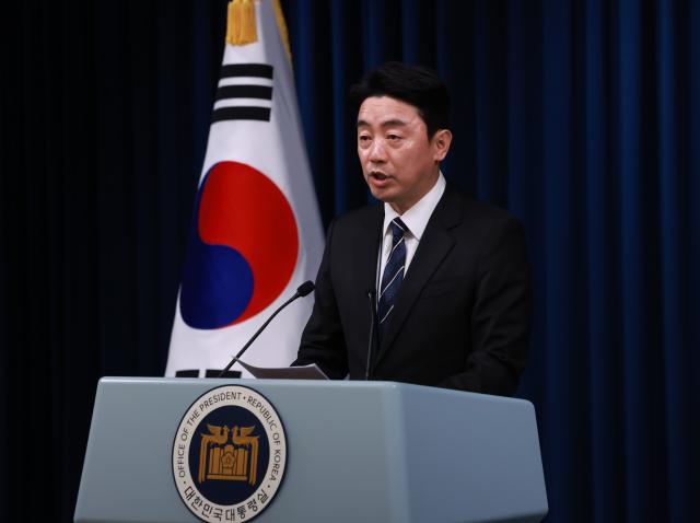 강훈식 대통령 비서실장이 지난 6일 서울 용산 대통령실 청사에서 대통령실 수석비서관 인선을 발표하고 있다 사진연합뉴스
