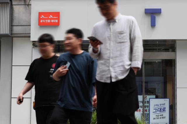 SK텔레콤이 지난 24일부터 신규 영업을 재개했다 과학기술정보통신부는 지난 4월 발생한 사이버 침해 사고로 인해 SK텔레콤에 부여한 신규영업 중단을 이날부터 해제한다고 밝혔다 사진은 이날 서울의 한 SKT 매장의 모습 사진연합뉴스