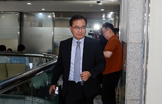순직 채 해병 수사 방해 의혹 사건을 수사할 이명현 특별검사가 25일 오전 서울 서초구 사무실로 출근하는 모습 사진연합뉴스